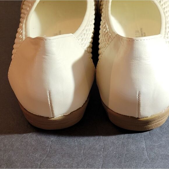 BRAND NEW STRETCH'S FROM BEACON WHITE FLAT SHOES - Picture 10 of 16